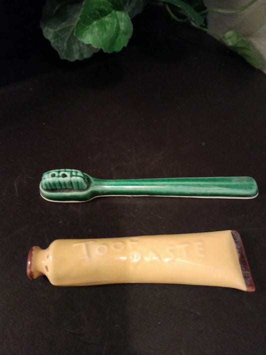 toothbrush and toothpaste ceramic salt and pepper shaker set vtg Japan Kitschy